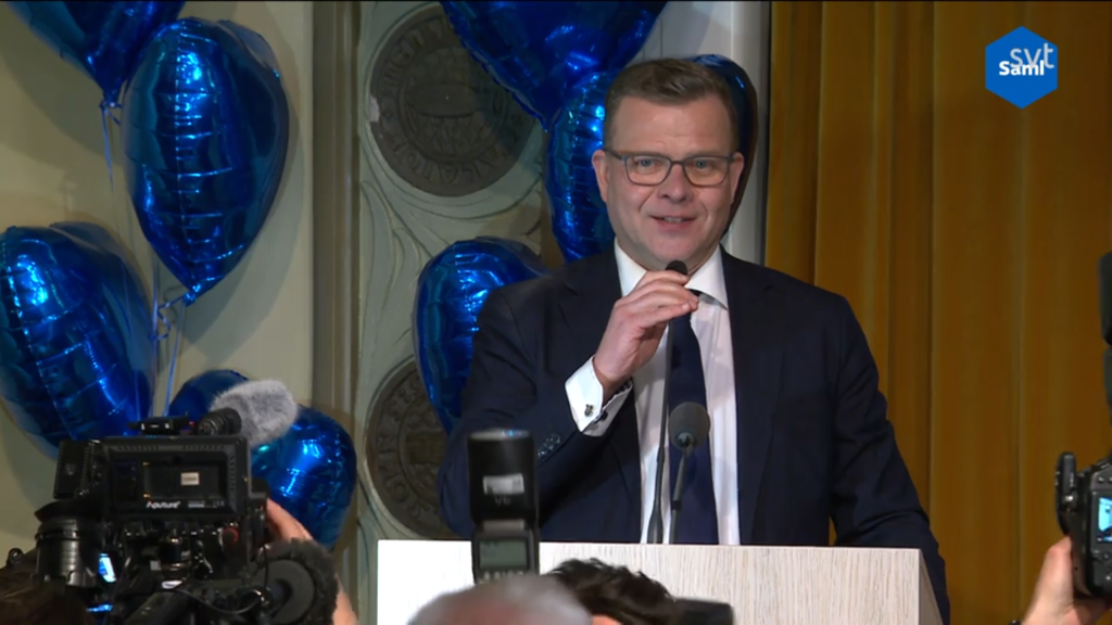 Petteri Orpo utropar en seger för Samlingspartiet. Han kommer därför få bilda Finlands nya regering. Skärmavbild: SVT