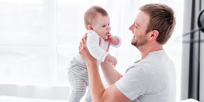 Fars dag är ett tillfälle för dig att uppmärksamma och visa uppskattning för den man som tagit hand om och fostrat dig. Foto: Envato