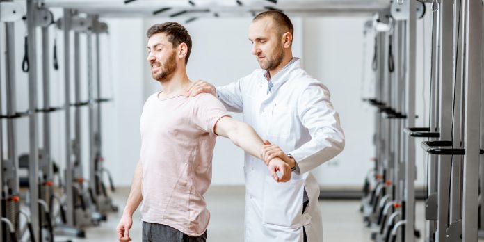 För undertecknad har endast några besök hos sjukgymasten resulterat i en enorm skillnad på rörligheten, hållningen och kroppsspråket. För att inte tala om humöret och livskvalitén. Denna process är dessutom enbart i sin linda. Foto: Envato