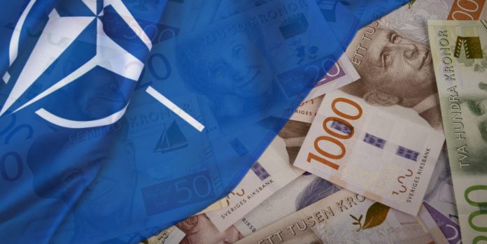 Att vara med i Nato innebär större kostnader än vad många räknat med. Bildmontage: Frihetsnytt. Foto, sedlar: Sveriges riksbank. Foto, Natoflagga: Envato