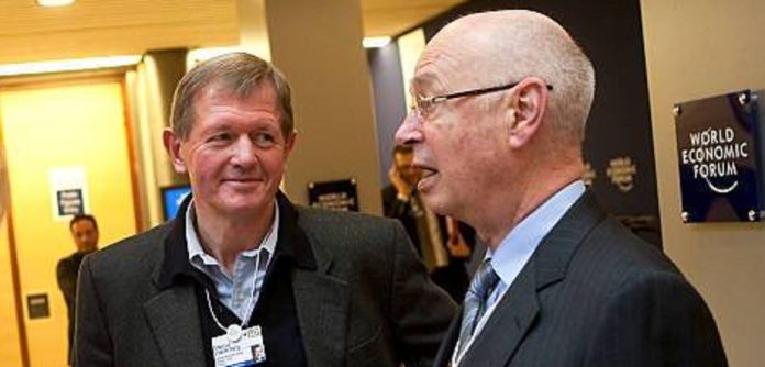 Marcus Wallenberg och Klaus Schwab på World Economic Forum. Det är Marcus sida av familjen som nu tar plats. Foto: Wikipedia/ SpiritualMamzer/ CC BY-SA 4.0