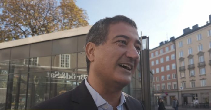 Sameh Egyptson tog emot beskedet med glädje. Skärmavbild: Youtube/ Svenska Epoch Times