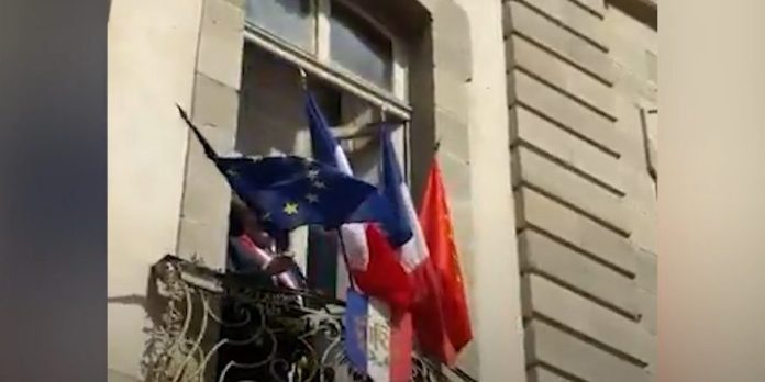 Runtom i Frankrike river nyvalda borgmästare ned EU-flaggor från offentliga byggnader. Skärmavbild: Le Figaro