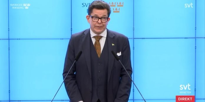 Talmannen Andreas Norlén meddelar det senaste i regeringsfrågan. Skärmavbild: SVT